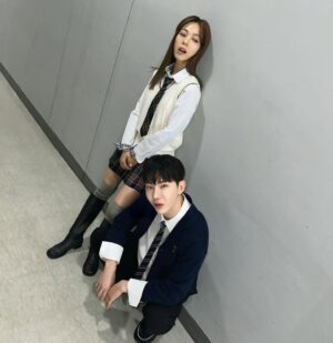 Min Sun-ye Instagram - 역시.
뭘 하느냐 보단
누구랑 하느냐가 중요했다.

@kwon_jo 너랑 첫 토크예능. 
지인짜 재밌었다♥️

#아는형님들감사드려요