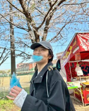 Misato Morita Instagram - 友と花見
ラムネ味のワタガシを食す