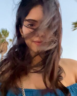 Misha Narang Instagram - Where the wind whispers and the vibes are just right🧚🏻‍♀️

#beach #wind #peace #goodvibes #lamerdubai #dubai #travel #travelgram #explore