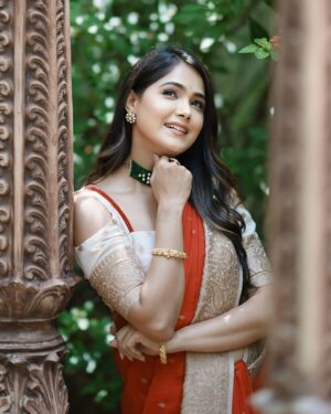 Mokshitha Pai Instagram - Love the red ❤️

Lovely saree @cute_in_saree 
Designer @dt_bridalstudio 
MUA & Hair @makeoverwithtara_raam 
VC @omkargowdruphotography 
Jewellery @thespatika 
Location @shoot_in.official

#nimmamokshithapai #mokshi