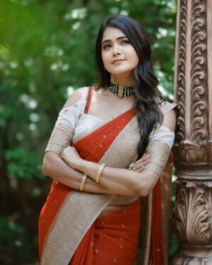 Mokshitha Pai Instagram - Love the red ❤️

Lovely saree @cute_in_saree 
Designer @dt_bridalstudio 
MUA & Hair @makeoverwithtara_raam 
VC @omkargowdruphotography 
Jewellery @thespatika 
Location @shoot_in.official

#nimmamokshithapai #mokshi