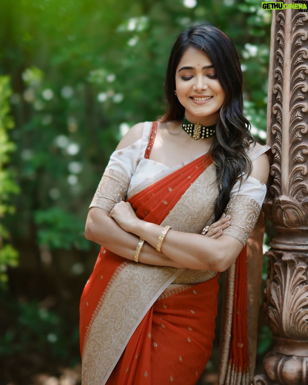 Mokshitha Pai - 106.4K Likes - Love the red ❤️
Lovely saree @cute_in_saree
Designer @dt_bridalstudio
MUA & Hair @makeoverwithtara_raam
VC @omkargowdruphotography
Jewellery @thespatika
Location @shoot_in.official
#nimmamokshithapai #mokshi