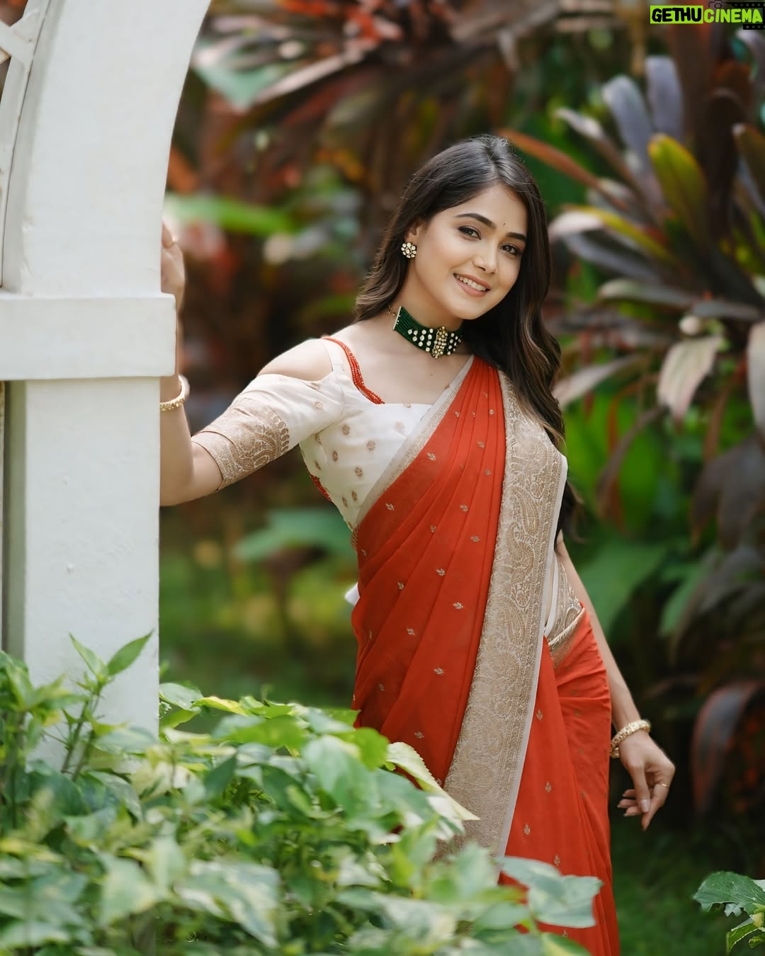 Mokshitha Pai - 106.4K Likes - Love the red ❤️
Lovely saree @cute_in_saree
Designer @dt_bridalstudio
MUA & Hair @makeoverwithtara_raam
VC @omkargowdruphotography
Jewellery @thespatika
Location @shoot_in.official
#nimmamokshithapai #mokshi