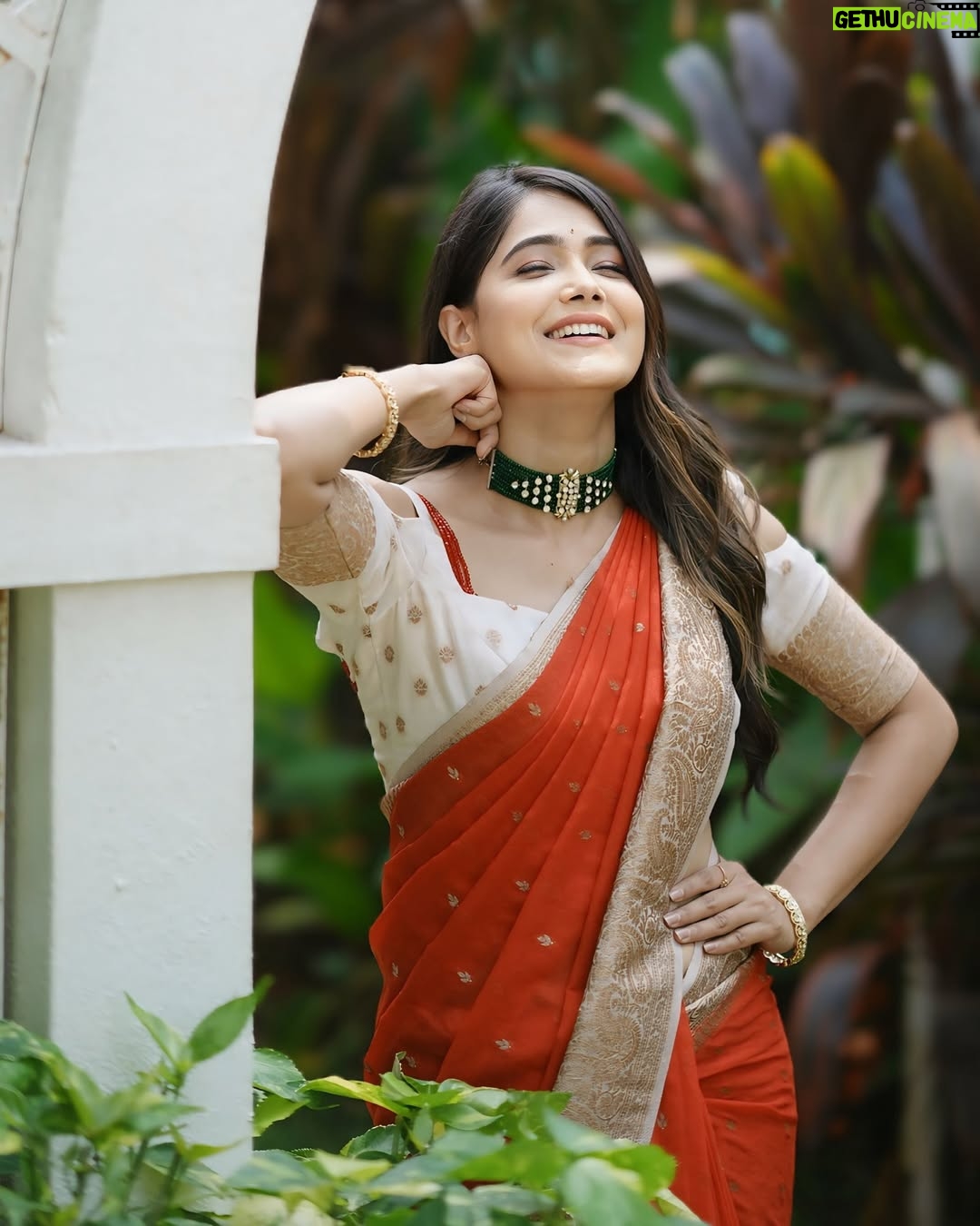 Mokshitha Pai - 106.4K Likes - Love the red ❤️
Lovely saree @cute_in_saree
Designer @dt_bridalstudio
MUA & Hair @makeoverwithtara_raam
VC @omkargowdruphotography
Jewellery @thespatika
Location @shoot_in.official
#nimmamokshithapai #mokshi