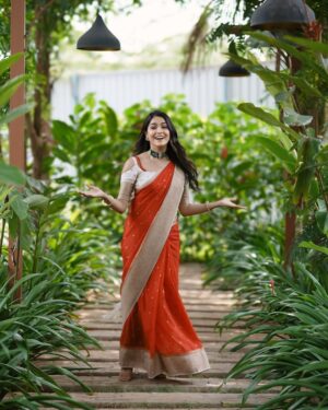 Mokshitha Pai Instagram - Love the red ❤️

Lovely saree @cute_in_saree 
Designer @dt_bridalstudio 
MUA & Hair @makeoverwithtara_raam 
VC @omkargowdruphotography 
Jewellery @thespatika 
Location @shoot_in.official

#nimmamokshithapai #mokshi