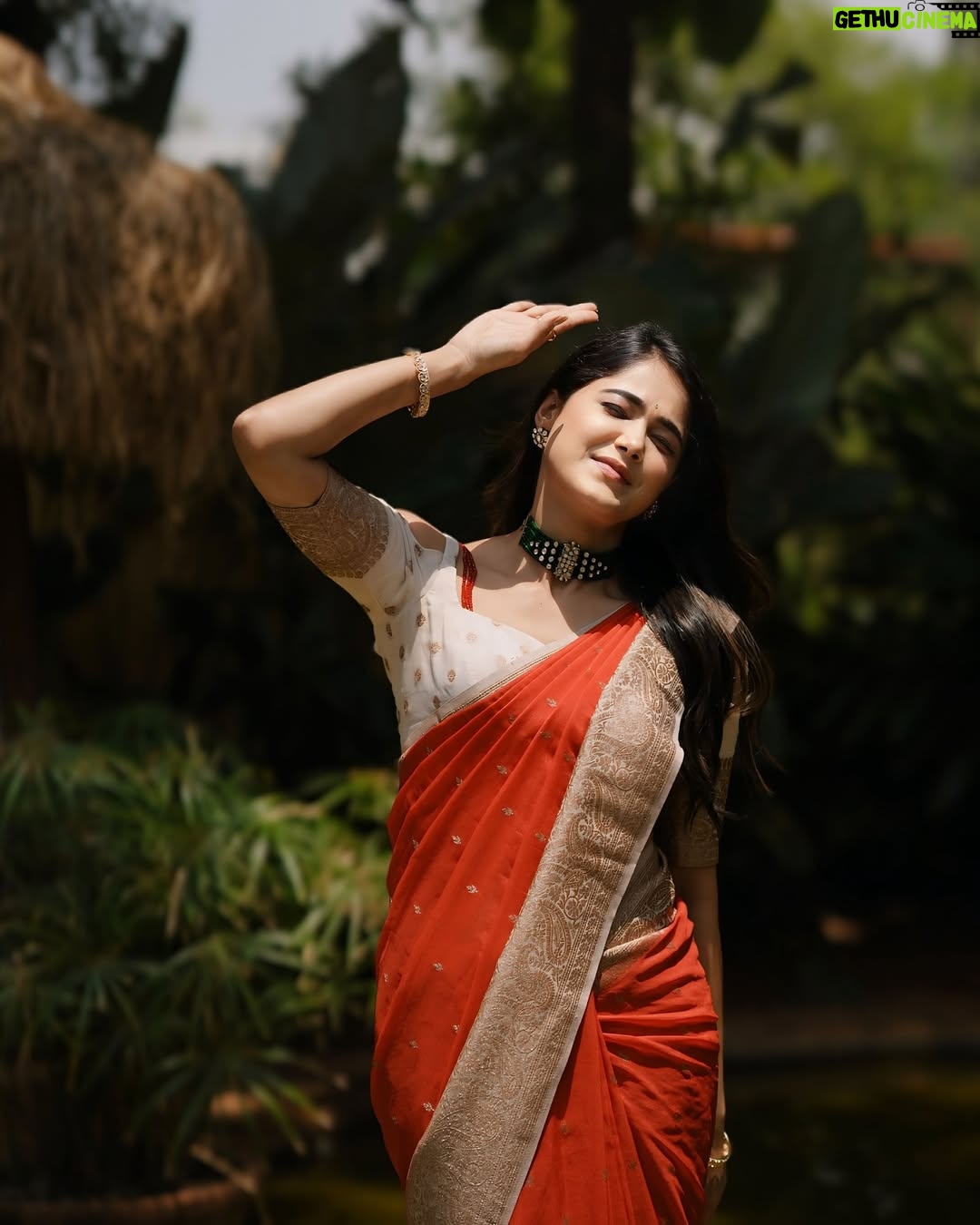 Mokshitha Pai - 106.4K Likes - Love the red ❤️
Lovely saree @cute_in_saree
Designer @dt_bridalstudio
MUA & Hair @makeoverwithtara_raam
VC @omkargowdruphotography
Jewellery @thespatika
Location @shoot_in.official
#nimmamokshithapai #mokshi