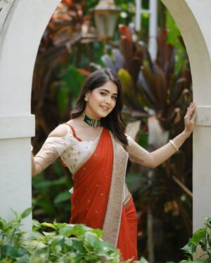 Mokshitha Pai Instagram - Love the red ❤️

Lovely saree @cute_in_saree 
Designer @dt_bridalstudio 
MUA & Hair @makeoverwithtara_raam 
VC @omkargowdruphotography 
Jewellery @thespatika 
Location @shoot_in.official

#nimmamokshithapai #mokshi