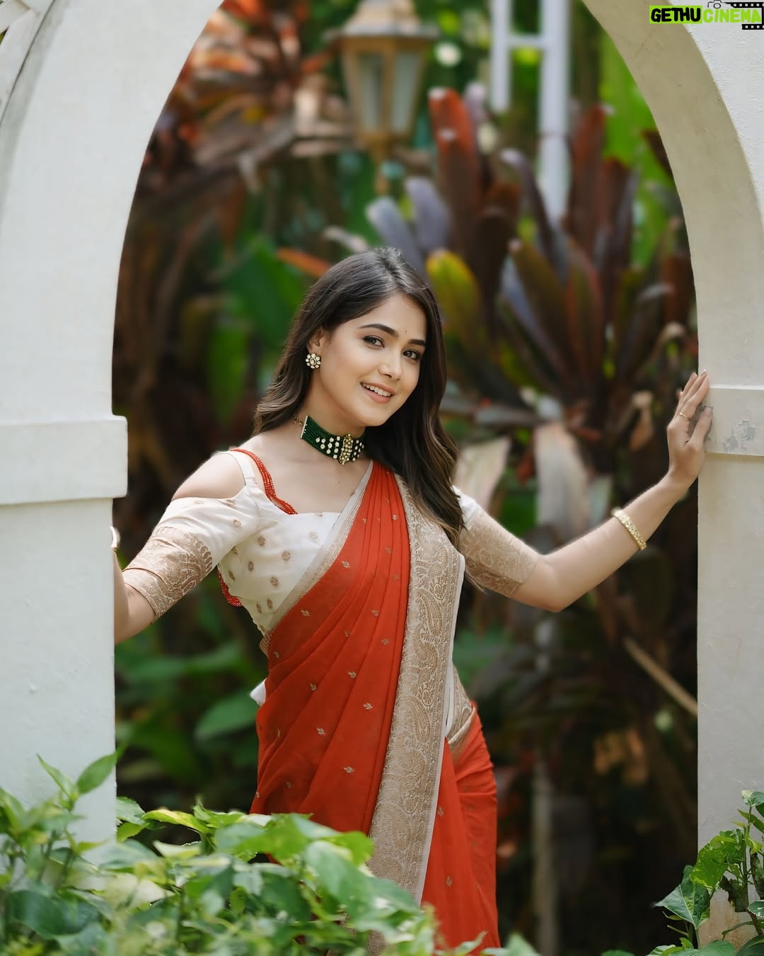Mokshitha Pai - 106.4K Likes - Love the red ❤️
Lovely saree @cute_in_saree
Designer @dt_bridalstudio
MUA & Hair @makeoverwithtara_raam
VC @omkargowdruphotography
Jewellery @thespatika
Location @shoot_in.official
#nimmamokshithapai #mokshi