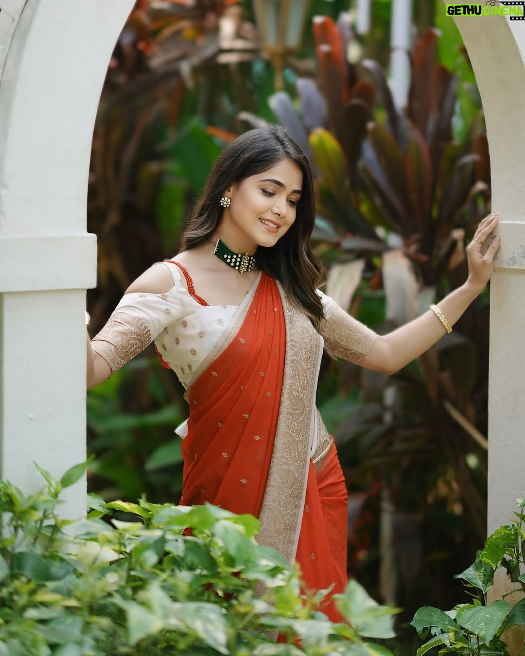 Mokshitha Pai - 106.4K Likes - Love the red ❤️
Lovely saree @cute_in_saree
Designer @dt_bridalstudio
MUA & Hair @makeoverwithtara_raam
VC @omkargowdruphotography
Jewellery @thespatika
Location @shoot_in.official
#nimmamokshithapai #mokshi