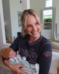 Actress Molly McCook HD Photos and Wallpapers April 2025