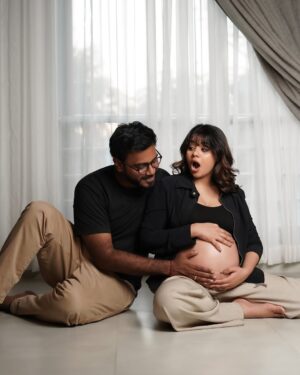 Monica Chinnakotla Instagram - Excited to meet our lil one ✨❤️ 

Photographer @cithrakatha @artman.1994 
Mua @asifaartistry 
Hair @krishna_priya_hairandmakeup 

#maternity #maternityshoot #maternityphotography #momtobe #mom #excited #parentstobe #newparents