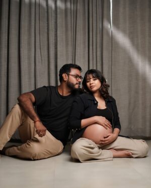Monica Chinnakotla Instagram - Excited to meet our lil one ✨❤️ 

Photographer @cithrakatha @artman.1994 
Mua @asifaartistry 
Hair @krishna_priya_hairandmakeup 

#maternity #maternityshoot #maternityphotography #momtobe #mom #excited #parentstobe #newparents