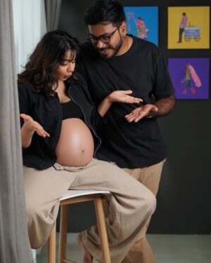 Monica Chinnakotla Instagram - Excited to meet our lil one ✨❤️ 

Photographer @cithrakatha @artman.1994 
Mua @asifaartistry 
Hair @krishna_priya_hairandmakeup 

#maternity #maternityshoot #maternityphotography #momtobe #mom #excited #parentstobe #newparents