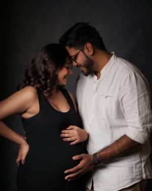 Monica Chinnakotla Instagram - Excited to meet our lil one ✨❤️ 

Photographer @cithrakatha @artman.1994 
Mua @asifaartistry 
Hair @krishna_priya_hairandmakeup 

#maternity #maternityshoot #maternityphotography #momtobe #mom #excited #parentstobe #newparents