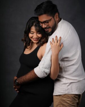 Monica Chinnakotla Instagram - Excited to meet our lil one ✨❤️ 

Photographer @cithrakatha @artman.1994 
Mua @asifaartistry 
Hair @krishna_priya_hairandmakeup 

#maternity #maternityshoot #maternityphotography #momtobe #mom #excited #parentstobe #newparents