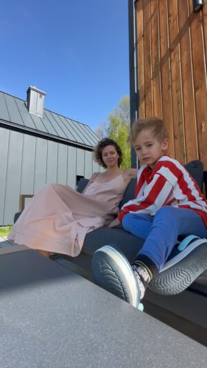 Monika Mrozowska Instagram - Wielkanoc z Luckiem ❤️
Ale wypoczęliśmy przez te trzy dni ! I mieliśmy czas tylko dla siebie 😍 ! Mogliśmy robić mikstury z piachu , kamieni i dmuchawców, czytać komiksy z Kaczorem Donaldem, albo „Schronisko” Sławka Gortycha 😅i jeść wszystkie  pyszności przygotowane przez babcię Tereskę ❤️‍🔥 Był czas na spacery po lesie , czy siedzenie na kanapie przed domem i podziwianie zachodów słońca. Na wieczorne kąpiele w jacuzzi i huśtanie się w hamaku. @w.sam.las.lubenia dziękujemy! To były wspaniałe święta ❤️ choć zupełnie inne niż wszystkie dotychczas. 
#współpracareklamowa