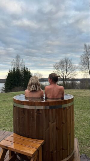 Monika Mrozowska Instagram - Podczas weekendu na Suwalszczyźnie przeszłyśmy przez 3 pory roku. Była zima ze śniegiem, wiosna z delikatnym przymrozkami o poranku i prawdziwe letnie temperatury, które zachęcały do wygrzewania się na słońcu. Ale wygrzać mogłyśmy się również w saunie. Pięknej, nowoczesnej , ogrzewanej piecem na drewno oraz balią z lodowatą wodą na zewnątrz. W środku udało nam się osiągnąć temperaturę 120 stopni 🫠, ale optymalnie i przyjemnie było w około 80 😅 Jednym z największych atutów sauny jest widok na ogród, drzewa i jezioro . Jest tak kojący, że przyjemnie siedzi się tu nawet w pojedynkę ❤️‍🔥
@siedlisko_hancza 
@slowhop_com 
#wspolpraca