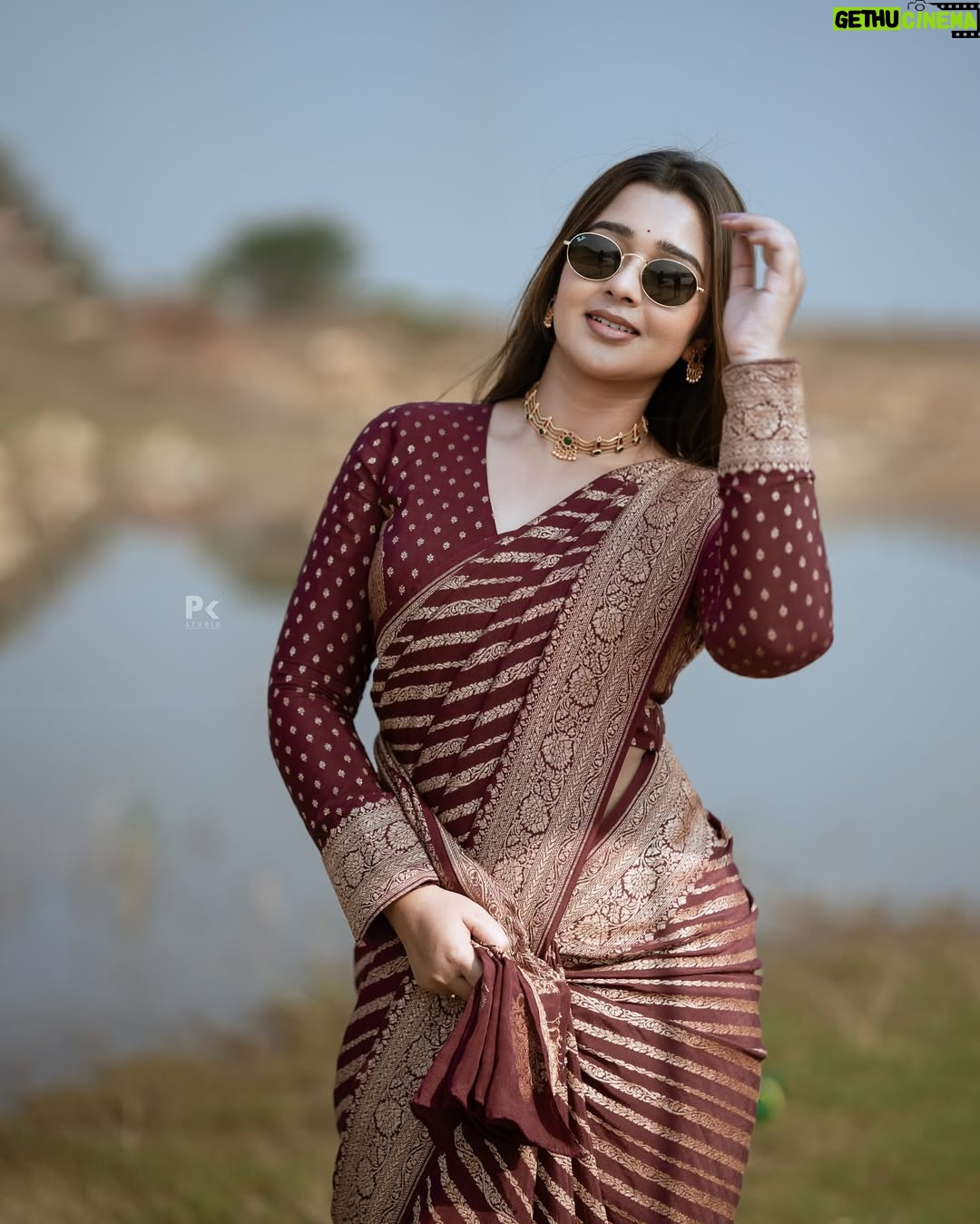 Mouna Guddemane - 492.2K Likes - āI donāt follow trends, I set them. Watch and learn. āš
Styling : @savitha_reddy
Saree : @sri_sai_mysore_silks
Blouse: @sandhyakiranreddy_official
Jewellery: @gaanafashion_ethnicjewellery
Pc : @pkstudiophotography
.
.
.
#mouna #mouna_guddemane #charu #BossBabe #PowerMove #SheRules #Fearless #OwnTheThrone #ConfidentlyMe #divamode #instagram