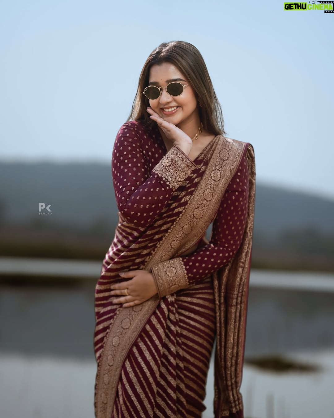 Mouna Guddemane - 492.2K Likes - āI donāt follow trends, I set them. Watch and learn. āš
Styling : @savitha_reddy
Saree : @sri_sai_mysore_silks
Blouse: @sandhyakiranreddy_official
Jewellery: @gaanafashion_ethnicjewellery
Pc : @pkstudiophotography
.
.
.
#mouna #mouna_guddemane #charu #BossBabe #PowerMove #SheRules #Fearless #OwnTheThrone #ConfidentlyMe #divamode #instagram