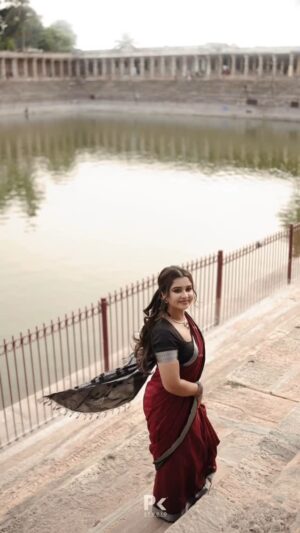 Mouna Guddemane Instagram - ಸರಿಯಾಗಿ ಕಟ್ಟಿದ ಸೀರೆಗೂ, ಸರಿಯಾಗಿ ಕುಣಿದ ನಗೆಯೂ ಸ್ಪರ್ಧೆ!😉
Saree: @cute_in_saree 
MUA: @makeoverwithshrutimirajakar 
VC: @pkstudiophotography 
#mouna #mouna_guddemane #saree #templeofheaven #DesiAesthetic #SareeMood #ClassicVibes #MinimalLook #ElegantInEthnic #SoftGlam #traditionmeetsstyle #inspiration #instagram #instagood