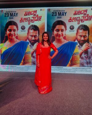 Mouna Guddemane Instagram - ಇಂದು ನಮ್ಮ ಟ್ರೇಲರ್ ಬಿಡುಗಡೆ ಆಗಿದೆ, ದಯವಿಟ್ಟು ನೋಡಿ❤️
ಕುಲದಲ್ಲಿ ಕೀಳ್ಯವುದೋ❤️🔥
Saree: @sitalakshmi_sarees 
Jewellery: @studioemerald15 
#kuladallikeelyavudo #mouna #movie #kannada
