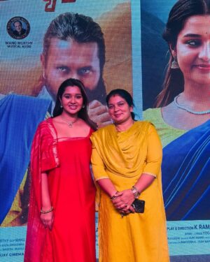 Mouna Guddemane Instagram - ಇಂದು ನಮ್ಮ ಟ್ರೇಲರ್ ಬಿಡುಗಡೆ ಆಗಿದೆ, ದಯವಿಟ್ಟು ನೋಡಿ❤️
ಕುಲದಲ್ಲಿ ಕೀಳ್ಯವುದೋ❤️🔥
Saree: @sitalakshmi_sarees 
Jewellery: @studioemerald15 
#kuladallikeelyavudo #mouna #movie #kannada