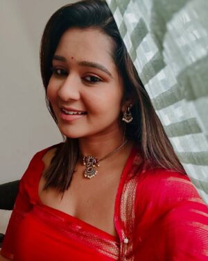 Mouna Guddemane Instagram - ಇಂದು ನಮ್ಮ ಟ್ರೇಲರ್ ಬಿಡುಗಡೆ ಆಗಿದೆ, ದಯವಿಟ್ಟು ನೋಡಿ❤️
ಕುಲದಲ್ಲಿ ಕೀಳ್ಯವುದೋ❤️🔥
Saree: @sitalakshmi_sarees 
Jewellery: @studioemerald15 
#kuladallikeelyavudo #mouna #movie #kannada