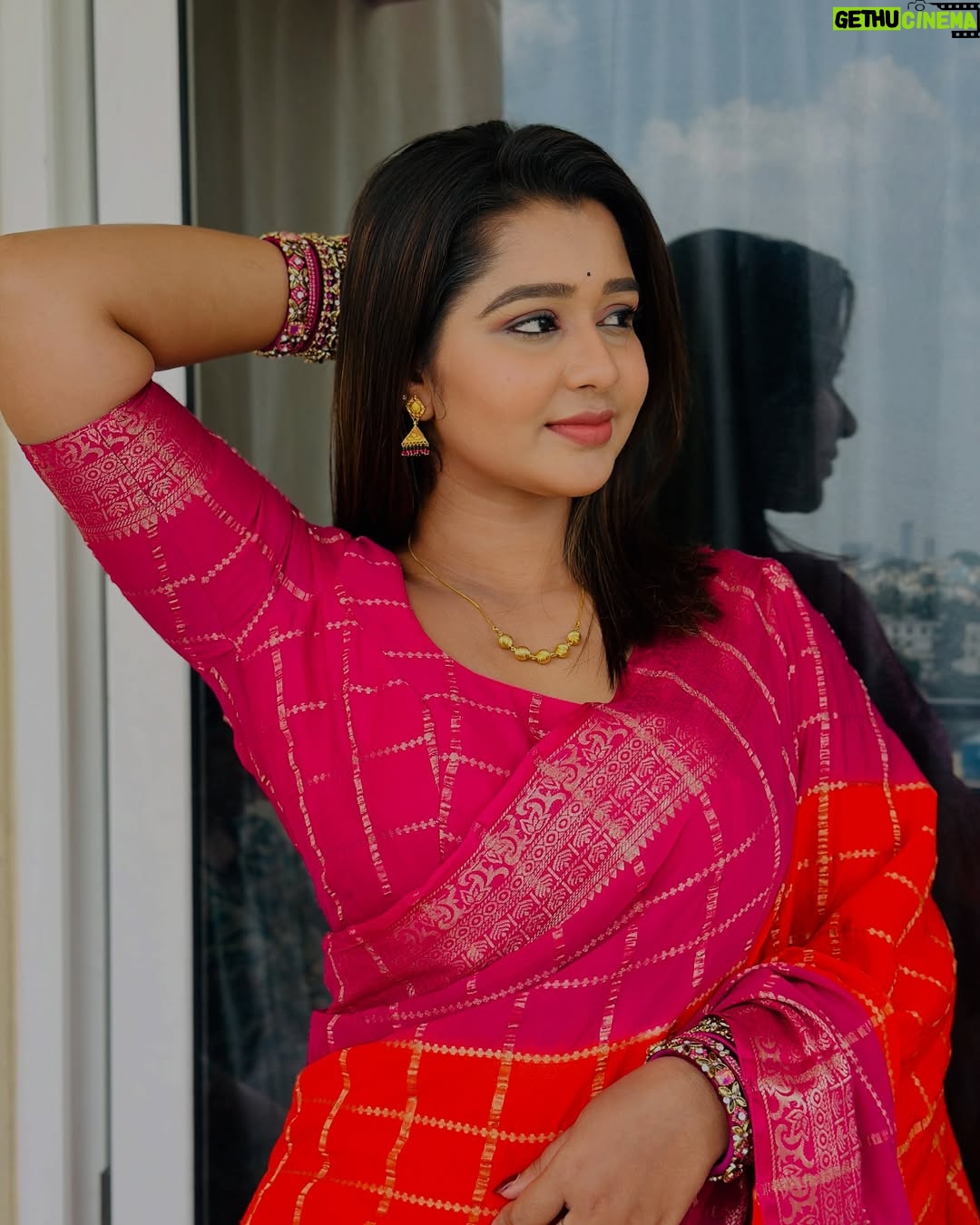 Mouna Guddemane - 34.4K Likes - Love this colour ā¤ļø
Saree: @sitalakshmi_sarees ā¤ļø
Bangles: @threads_and_kundans
#mouna #mouna_guddemane #cinema #saree #instagram #instagood #fyp