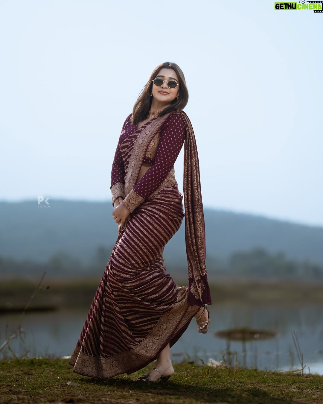 Mouna Guddemane - 492.2K Likes - āI donāt follow trends, I set them. Watch and learn. āš
Styling : @savitha_reddy
Saree : @sri_sai_mysore_silks
Blouse: @sandhyakiranreddy_official
Jewellery: @gaanafashion_ethnicjewellery
Pc : @pkstudiophotography
.
.
.
#mouna #mouna_guddemane #charu #BossBabe #PowerMove #SheRules #Fearless #OwnTheThrone #ConfidentlyMe #divamode #instagram