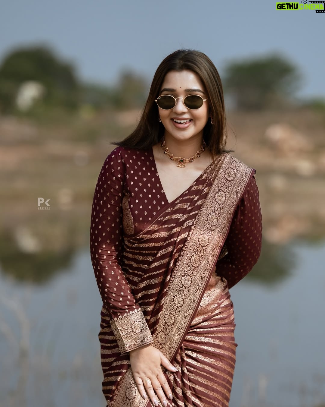 Mouna Guddemane - 492.2K Likes - āI donāt follow trends, I set them. Watch and learn. āš
Styling : @savitha_reddy
Saree : @sri_sai_mysore_silks
Blouse: @sandhyakiranreddy_official
Jewellery: @gaanafashion_ethnicjewellery
Pc : @pkstudiophotography
.
.
.
#mouna #mouna_guddemane #charu #BossBabe #PowerMove #SheRules #Fearless #OwnTheThrone #ConfidentlyMe #divamode #instagram