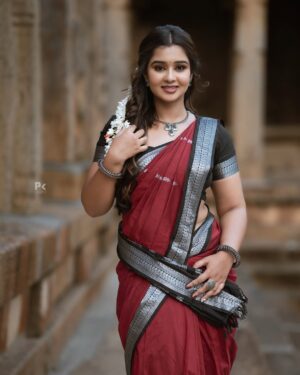 Mouna Guddemane Instagram - ಸೊಗಸು, ಸಂಸ್ಕೃತಿ ಮತ್ತು ಸಮರ್ಪಣೆ – ಇದು ನನ್ನ ಧರಿಸಿದ ಧಾರೆಯ ಕಥೆ.❤️
Saree: @cute_in_saree 
MUA: @makeoverwithshrutimirajakar 
PC: @pkstudiophotography 

#TraditionalLook#SareeElegance#CulturalVibes#TimelessBeauty#TempleAesthetics#DesiVibes#SareeNotSari#EthnicGoals#SareeDiaries
#HeritageVibes #mouna #mouna_guddemane