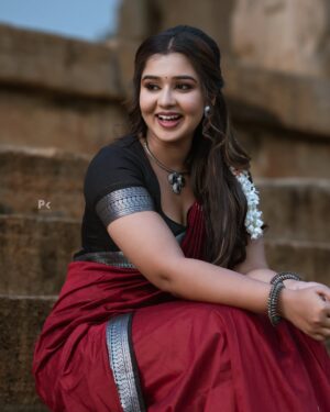 Mouna Guddemane Instagram - ಸೊಗಸು, ಸಂಸ್ಕೃತಿ ಮತ್ತು ಸಮರ್ಪಣೆ – ಇದು ನನ್ನ ಧರಿಸಿದ ಧಾರೆಯ ಕಥೆ.❤️
Saree: @cute_in_saree 
MUA: @makeoverwithshrutimirajakar 
PC: @pkstudiophotography 

#TraditionalLook#SareeElegance#CulturalVibes#TimelessBeauty#TempleAesthetics#DesiVibes#SareeNotSari#EthnicGoals#SareeDiaries
#HeritageVibes #mouna #mouna_guddemane