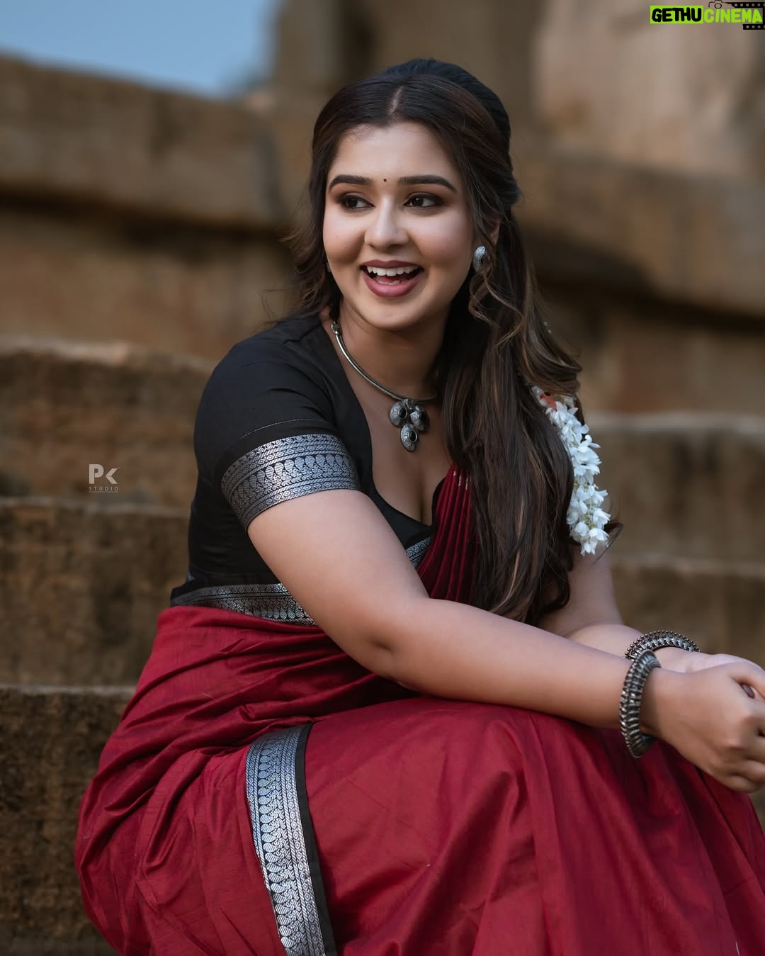 Mouna Guddemane - 107.1K Likes - ą²øą³ą²ą²øą³, ą²øą²ą²øą³ą²ą³ą²¤ą²æ ą²®ą²¤ą³ą²¤ą³ ą²øą²®ą²°ą³ą²Ŗą²£ą³ ā ą²ą²¦ą³ ą²Øą²Øą³ą²Ø ಧರಿಸಿದ ą²§ą²¾ą²°ą³ą²Æ ą²ą²„ą³.ā¤ļø
Saree: @cute_in_saree
MUA: @makeoverwithshrutimirajakar
PC: @pkstudiophotography
#TraditionalLook#SareeElegance#CulturalVibes#TimelessBeauty#TempleAesthetics#DesiVibes#SareeNotSari#EthnicGoals#SareeDiaries
#HeritageVibes #mouna #mouna_guddemane