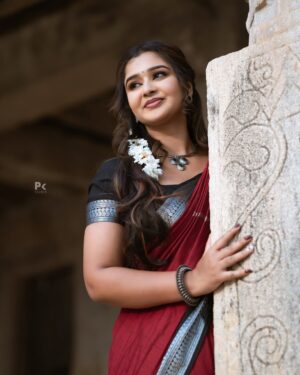 Mouna Guddemane Instagram - ಸೊಗಸು, ಸಂಸ್ಕೃತಿ ಮತ್ತು ಸಮರ್ಪಣೆ – ಇದು ನನ್ನ ಧರಿಸಿದ ಧಾರೆಯ ಕಥೆ.❤️
Saree: @cute_in_saree 
MUA: @makeoverwithshrutimirajakar 
PC: @pkstudiophotography 

#TraditionalLook#SareeElegance#CulturalVibes#TimelessBeauty#TempleAesthetics#DesiVibes#SareeNotSari#EthnicGoals#SareeDiaries
#HeritageVibes #mouna #mouna_guddemane