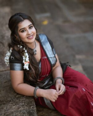 Mouna Guddemane Instagram - ಸೊಗಸು, ಸಂಸ್ಕೃತಿ ಮತ್ತು ಸಮರ್ಪಣೆ – ಇದು ನನ್ನ ಧರಿಸಿದ ಧಾರೆಯ ಕಥೆ.❤️
Saree: @cute_in_saree 
MUA: @makeoverwithshrutimirajakar 
PC: @pkstudiophotography 

#TraditionalLook#SareeElegance#CulturalVibes#TimelessBeauty#TempleAesthetics#DesiVibes#SareeNotSari#EthnicGoals#SareeDiaries
#HeritageVibes #mouna #mouna_guddemane