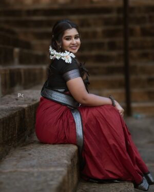 Mouna Guddemane Instagram - ಸೊಗಸು, ಸಂಸ್ಕೃತಿ ಮತ್ತು ಸಮರ್ಪಣೆ – ಇದು ನನ್ನ ಧರಿಸಿದ ಧಾರೆಯ ಕಥೆ.❤️
Saree: @cute_in_saree 
MUA: @makeoverwithshrutimirajakar 
PC: @pkstudiophotography 

#TraditionalLook#SareeElegance#CulturalVibes#TimelessBeauty#TempleAesthetics#DesiVibes#SareeNotSari#EthnicGoals#SareeDiaries
#HeritageVibes #mouna #mouna_guddemane