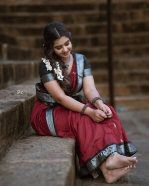 Mouna Guddemane Instagram - ಸೊಗಸು, ಸಂಸ್ಕೃತಿ ಮತ್ತು ಸಮರ್ಪಣೆ – ಇದು ನನ್ನ ಧರಿಸಿದ ಧಾರೆಯ ಕಥೆ.❤️
Saree: @cute_in_saree 
MUA: @makeoverwithshrutimirajakar 
PC: @pkstudiophotography 

#TraditionalLook#SareeElegance#CulturalVibes#TimelessBeauty#TempleAesthetics#DesiVibes#SareeNotSari#EthnicGoals#SareeDiaries
#HeritageVibes #mouna #mouna_guddemane