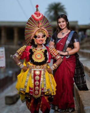 Mouna Guddemane Instagram - ಸೊಗಸು, ಸಂಸ್ಕೃತಿ ಮತ್ತು ಸಮರ್ಪಣೆ – ಇದು ನನ್ನ ಧರಿಸಿದ ಧಾರೆಯ ಕಥೆ.❤️
Saree: @cute_in_saree 
MUA: @makeoverwithshrutimirajakar 
PC: @pkstudiophotography 

#TraditionalLook#SareeElegance#CulturalVibes#TimelessBeauty#TempleAesthetics#DesiVibes#SareeNotSari#EthnicGoals#SareeDiaries
#HeritageVibes #mouna #mouna_guddemane