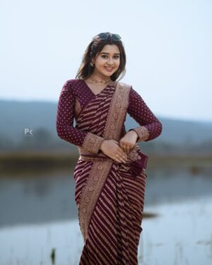 Mouna Guddemane Instagram - “I don’t follow trends, I set them. Watch and learn. “👑
Styling : @savitha_reddy 
Saree : @sri_sai_mysore_silks 
Blouse: @sandhyakiranreddy_official 
Jewellery: @gaanafashion_ethnicjewellery 
Pc : @pkstudiophotography 
.
.
.
#mouna #mouna_guddemane #charu #BossBabe #PowerMove #SheRules #Fearless #OwnTheThrone #ConfidentlyMe #divamode #instagram