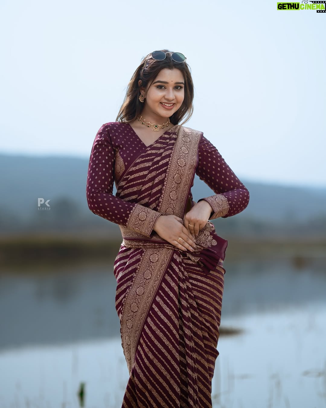 Mouna Guddemane - 492.2K Likes - āI donāt follow trends, I set them. Watch and learn. āš
Styling : @savitha_reddy
Saree : @sri_sai_mysore_silks
Blouse: @sandhyakiranreddy_official
Jewellery: @gaanafashion_ethnicjewellery
Pc : @pkstudiophotography
.
.
.
#mouna #mouna_guddemane #charu #BossBabe #PowerMove #SheRules #Fearless #OwnTheThrone #ConfidentlyMe #divamode #instagram