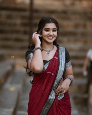 Mouna Guddemane Instagram - ಸೊಗಸು, ಸಂಸ್ಕೃತಿ ಮತ್ತು ಸಮರ್ಪಣೆ – ಇದು ನನ್ನ ಧರಿಸಿದ ಧಾರೆಯ ಕಥೆ.❤️
Saree: @cute_in_saree 
MUA: @makeoverwithshrutimirajakar 
PC: @pkstudiophotography 

#TraditionalLook#SareeElegance#CulturalVibes#TimelessBeauty#TempleAesthetics#DesiVibes#SareeNotSari#EthnicGoals#SareeDiaries
#HeritageVibes #mouna #mouna_guddemane