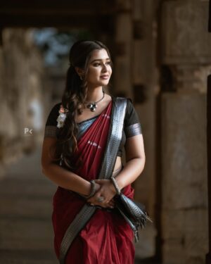 Mouna Guddemane Instagram - ಸೊಗಸು, ಸಂಸ್ಕೃತಿ ಮತ್ತು ಸಮರ್ಪಣೆ – ಇದು ನನ್ನ ಧರಿಸಿದ ಧಾರೆಯ ಕಥೆ.❤️
Saree: @cute_in_saree 
MUA: @makeoverwithshrutimirajakar 
PC: @pkstudiophotography 

#TraditionalLook#SareeElegance#CulturalVibes#TimelessBeauty#TempleAesthetics#DesiVibes#SareeNotSari#EthnicGoals#SareeDiaries
#HeritageVibes #mouna #mouna_guddemane