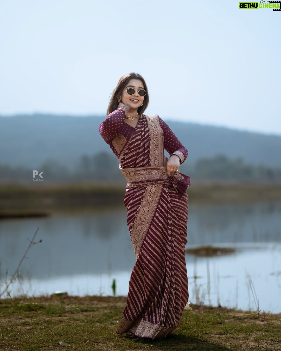 Mouna Guddemane - 492.2K Likes - āI donāt follow trends, I set them. Watch and learn. āš
Styling : @savitha_reddy
Saree : @sri_sai_mysore_silks
Blouse: @sandhyakiranreddy_official
Jewellery: @gaanafashion_ethnicjewellery
Pc : @pkstudiophotography
.
.
.
#mouna #mouna_guddemane #charu #BossBabe #PowerMove #SheRules #Fearless #OwnTheThrone #ConfidentlyMe #divamode #instagram