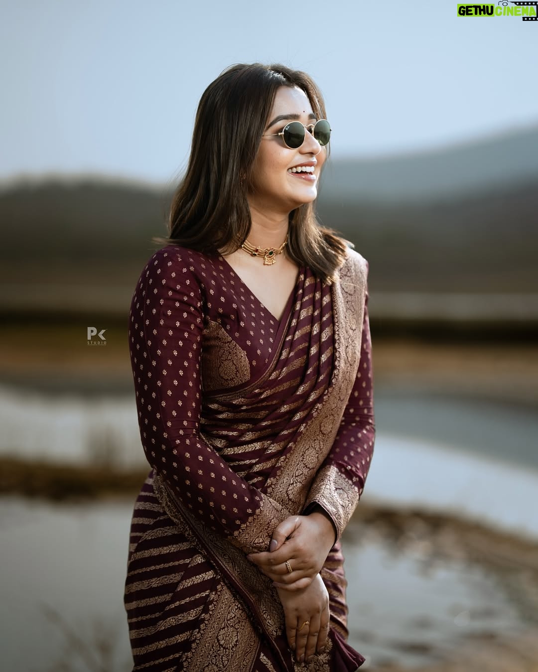 Mouna Guddemane - 492.2K Likes - āI donāt follow trends, I set them. Watch and learn. āš
Styling : @savitha_reddy
Saree : @sri_sai_mysore_silks
Blouse: @sandhyakiranreddy_official
Jewellery: @gaanafashion_ethnicjewellery
Pc : @pkstudiophotography
.
.
.
#mouna #mouna_guddemane #charu #BossBabe #PowerMove #SheRules #Fearless #OwnTheThrone #ConfidentlyMe #divamode #instagram