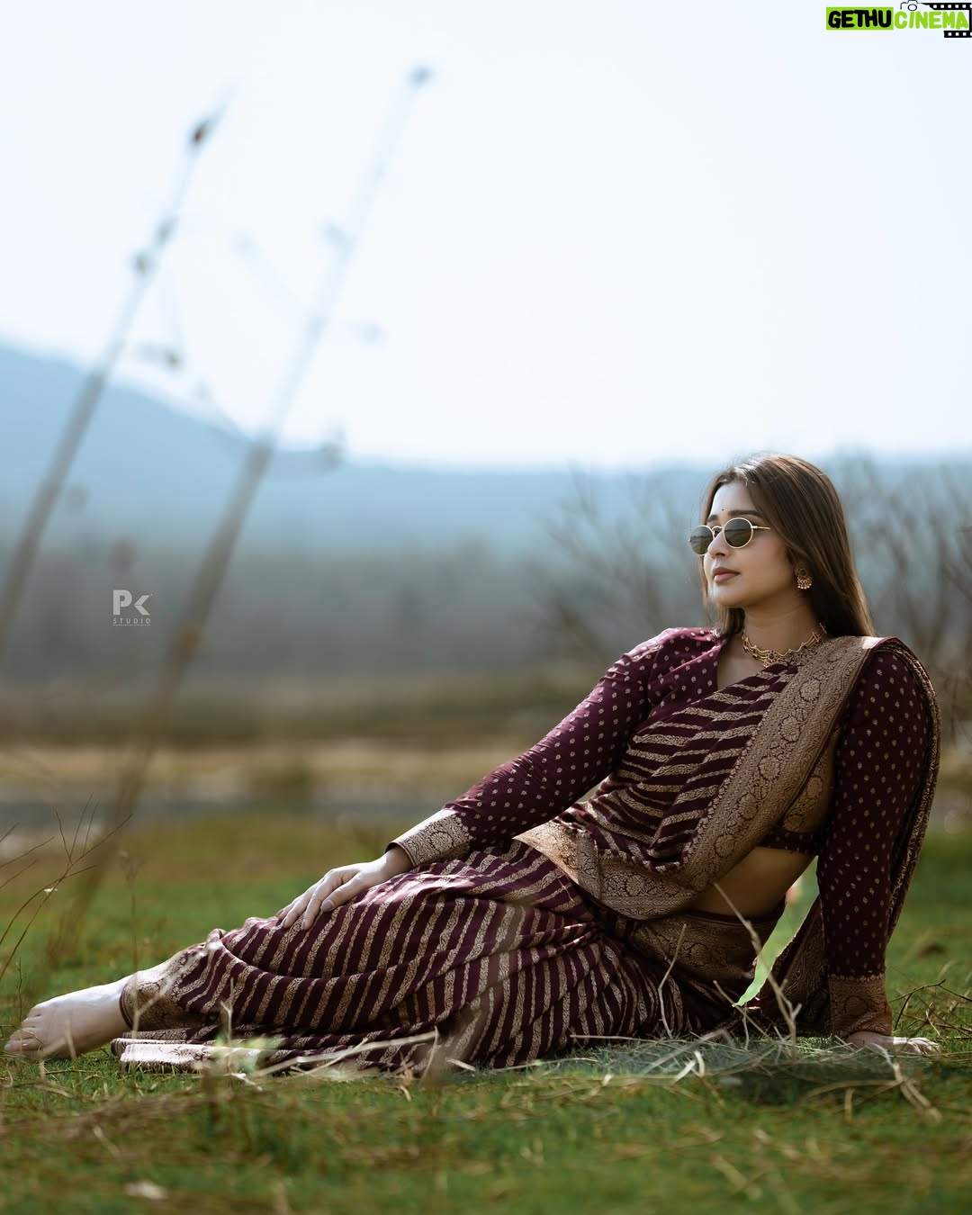 Mouna Guddemane - 492.2K Likes - āI donāt follow trends, I set them. Watch and learn. āš
Styling : @savitha_reddy
Saree : @sri_sai_mysore_silks
Blouse: @sandhyakiranreddy_official
Jewellery: @gaanafashion_ethnicjewellery
Pc : @pkstudiophotography
.
.
.
#mouna #mouna_guddemane #charu #BossBabe #PowerMove #SheRules #Fearless #OwnTheThrone #ConfidentlyMe #divamode #instagram