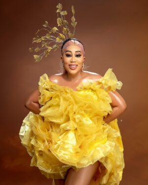 Moyo Lawal Instagram - Just a very lucky girl 💛⭐️⭐️⭐️⭐️⭐️
Styled @selizroyal_headwears 
Skinplug @moyolawalplus 
#soblessedandfiercelygrateful 
P.s slide 3 is my fav