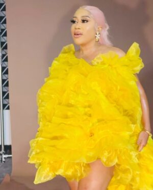 Moyo Lawal Instagram - Just a very lucky girl 💛⭐️⭐️⭐️⭐️⭐️
Styled @selizroyal_headwears 
Skinplug @moyolawalplus 
#soblessedandfiercelygrateful 
P.s slide 3 is my fav