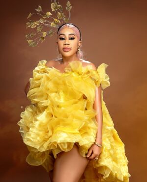 Moyo Lawal Instagram - Just a very lucky girl 💛⭐️⭐️⭐️⭐️⭐️
Styled @selizroyal_headwears 
Skinplug @moyolawalplus 
#soblessedandfiercelygrateful 
P.s slide 3 is my fav