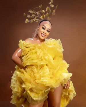 Moyo Lawal Instagram - Just a very lucky girl 💛⭐️⭐️⭐️⭐️⭐️
Styled @selizroyal_headwears 
Skinplug @moyolawalplus 
#soblessedandfiercelygrateful 
P.s slide 3 is my fav