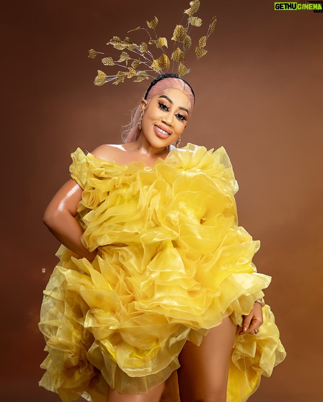 Moyo Lawal - 20.5K Likes - Just a very lucky girl 💛⭐️⭐️⭐️⭐️⭐️
Styled @selizroyal_headwears
Skinplug @moyolawalplus
#soblessedandfiercelygrateful
P.s slide 3 is my fav